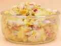 Pyszna pasta z rzodkiewki z ziemniakami i jajkiem, podana w szklanym naczyniu.