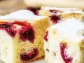 Błyskawiczne i super łatwe ciasto z owocami, posypane cukrem pudrem. Puszysty biszkopt z soczystymi wiśniami.