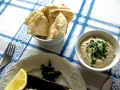 Pyszna pasta z bakłażana z natką pietruszki, podana z pitą i cytryną. Idealna na przekąskę.