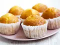 Wilgotne i puszyste muffinki na talerzu. Idealne na podwieczorek, według sprawdzonego przepisu.