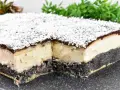 Seromakowiec z gotowej masy makowej i sera z wiaderka bez spodu, oblany czekoladą i posypany wiórkami kokosowymi.