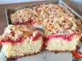 Puszyste ciasto z truskawkami i kruszonką, które Ania gotuje. Idealne na deser!