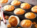 Pyszne muffinki z rabarbarem, świeżo upieczone, z kawałkami rabarbaru i orzechami włoskimi.