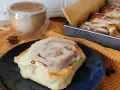 Puszyste cynamonki z lukrem, idealne na jesienne popołudnie. Ten przepis na cynamonki sprawi, że poczujesz się jak w domu.