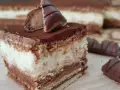 Pyszne ciasto Kinder Bueno z kremem i czekoladą, idealne na deser.