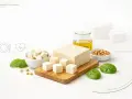 Czy tofu jest zdrowe? Na zdjęciu kostki tofu, soja, olej i szpinak, sugerujące zdrową dietę.