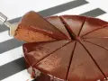 Pyszne ciasto z nutellą, właśnie kroimy pierwszy kawałek. Idealne na deser!