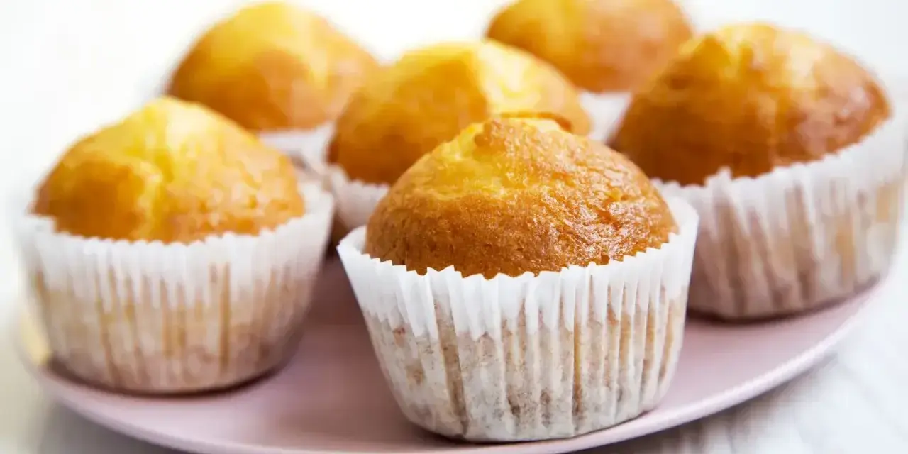 Wilgotne i puszyste muffinki na talerzu. Idealne na podwieczorek, według sprawdzonego przepisu.