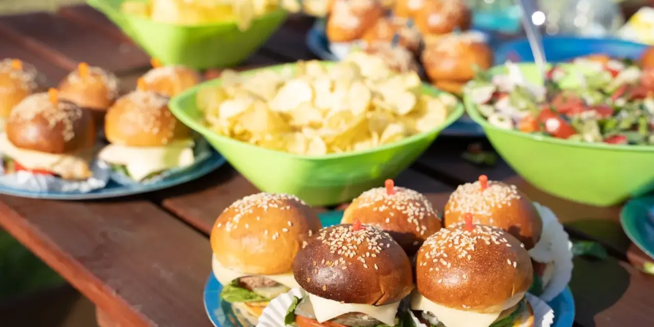 Mini burgery i sałatka na piknikowym stole. Idealne proste przepisy na przekąski w 15 minut, gdy liczy się czas i smak.
