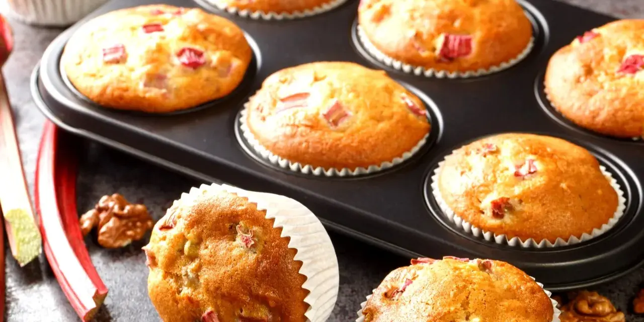 Pyszne muffinki z rabarbarem, świeżo upieczone, z kawałkami rabarbaru i orzechami włoskimi.