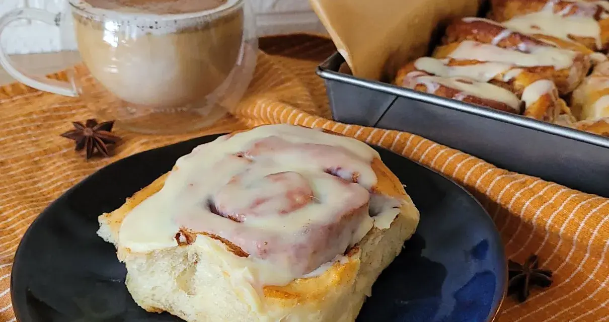 Puszyste cynamonki z lukrem, idealne na jesienne popołudnie. Ten przepis na cynamonki sprawi, że poczujesz się jak w domu.