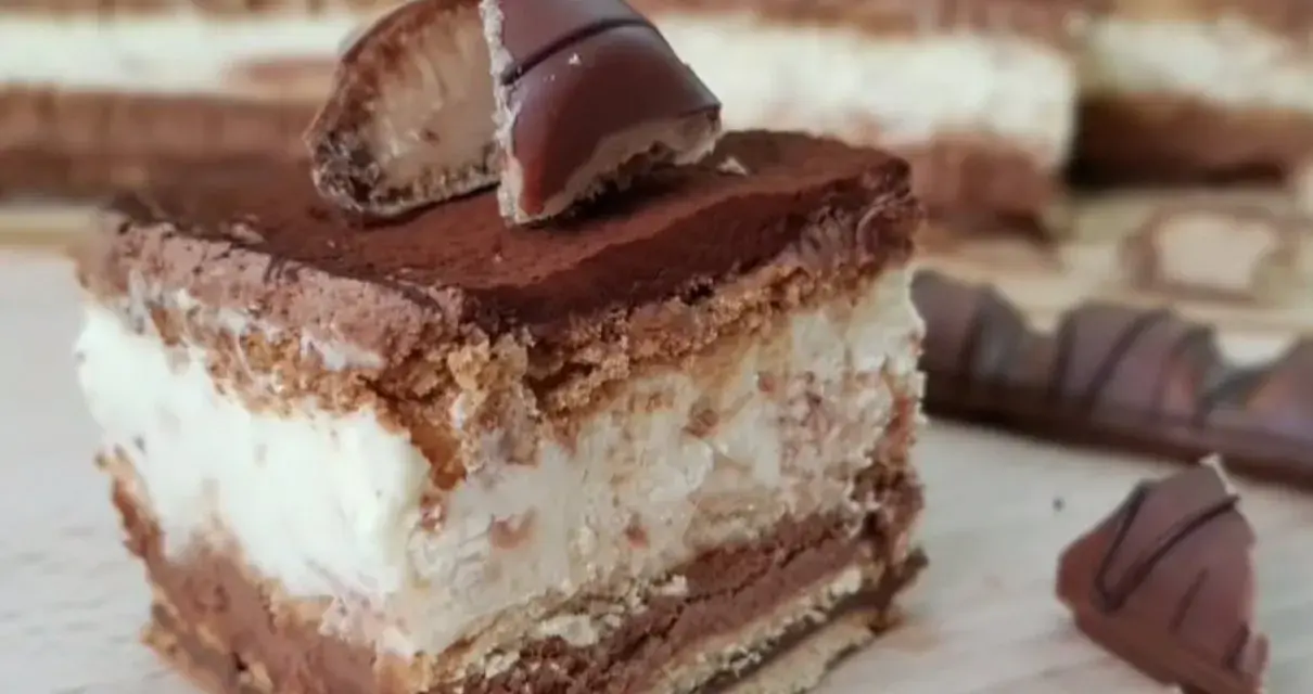 Pyszne ciasto Kinder Bueno z kremem i czekoladą, idealne na deser.