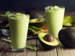 Dwa pyszne, zielone smoothie z awokado w szklankach. Idealne, by dowiedzieć się, jak zrobić smoothie.