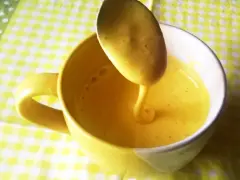 Kogel mogel przepis w kubeczku. Gęsty, żółty płyn spływa z łyżki, tworząc falbankę. Idealny na szybki deser.