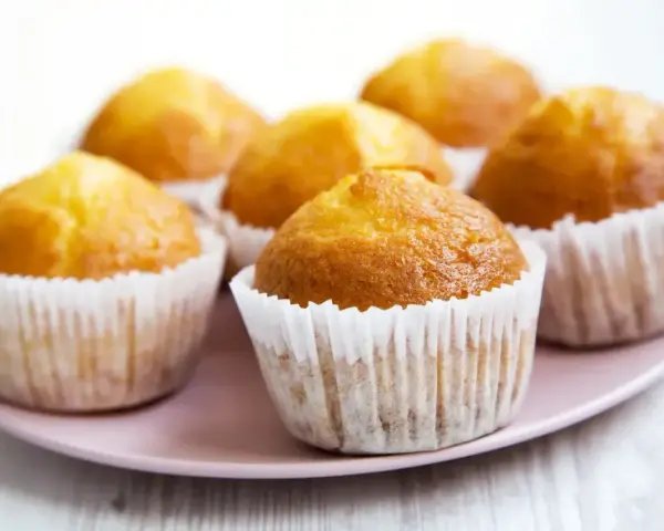 Wilgotne i puszyste muffinki na talerzu. Idealne na podwieczorek, według sprawdzonego przepisu.