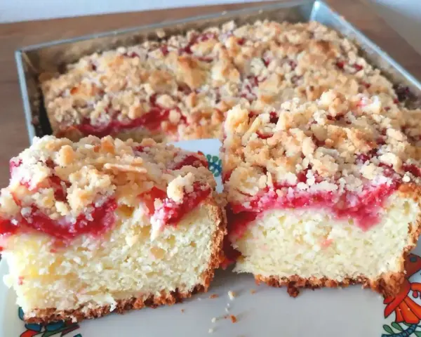 Puszyste ciasto z truskawkami i kruszonką, które Ania gotuje. Idealne na deser!
