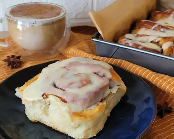 Puszyste cynamonki z lukrem, idealne na jesienne popołudnie. Ten przepis na cynamonki sprawi, że poczujesz się jak w domu.