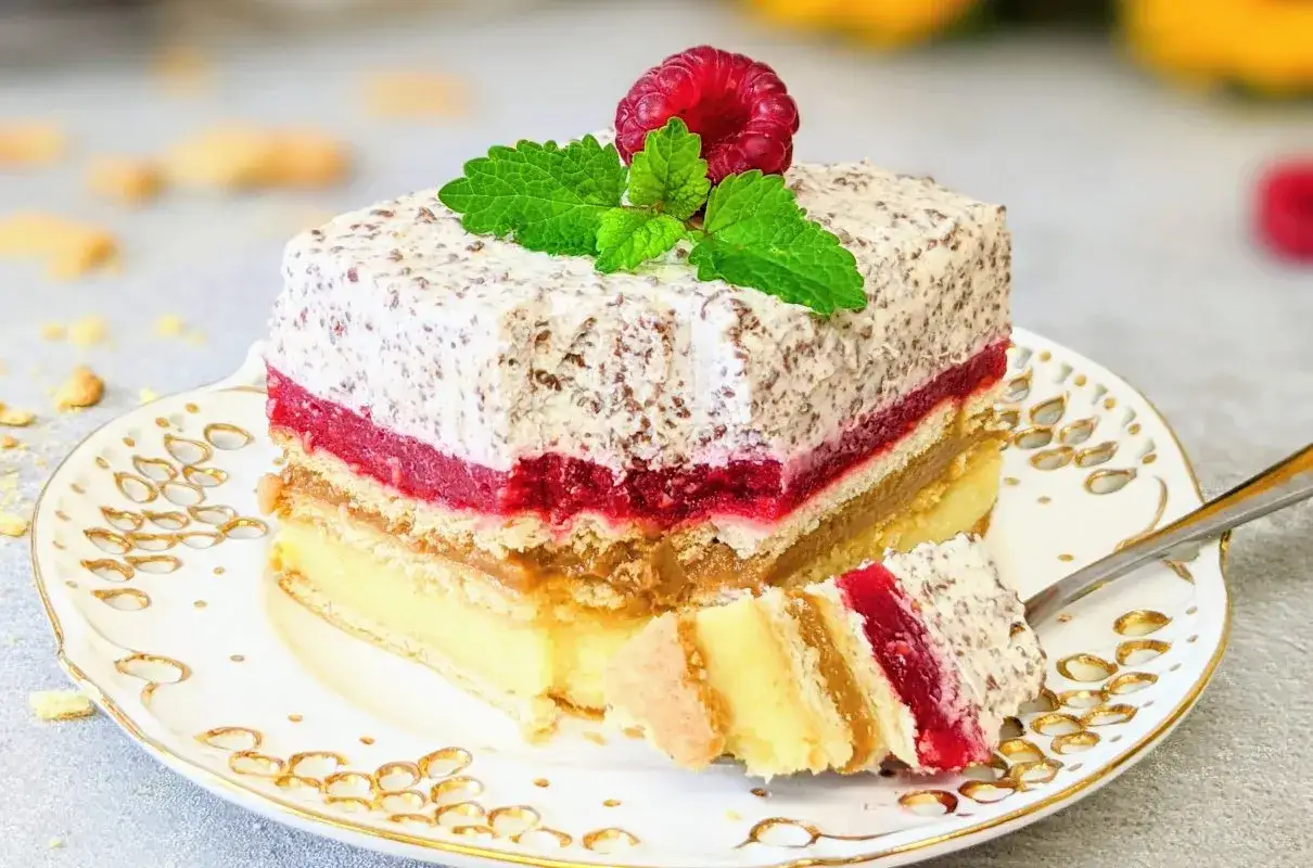 Pyszne ciasto bez pieczenia z malinami i kremem. Idealne na deser, gdy nie masz czasu na pieczenie.