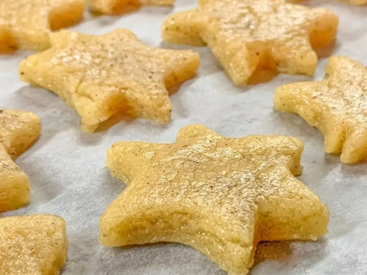 Gwiazdkowe ciasteczka gotowe do pieczenia, idealne do wypróbowania nowego przepisu na ciastka.