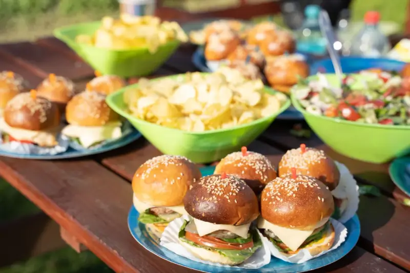 Mini burgery i sałatka na piknikowym stole. Idealne proste przepisy na przekąski w 15 minut, gdy liczy się czas i smak.